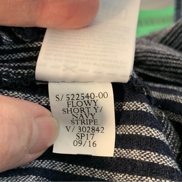 Gap navy stripe flowy boho short with stretch elastic pull tie waist. Size S - Picture 4 of 8